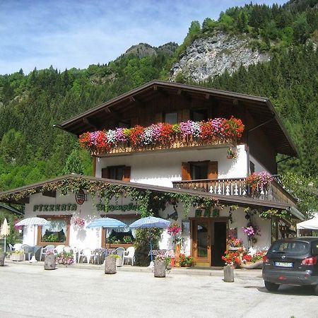Affittacamere Pizzeria Marmolada 로카 피에토레 외부 사진